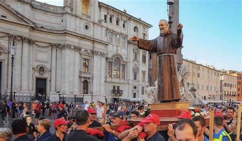 Gruppo scultoreo del Cristo Redentore aiutato da Padre Pio Cireneo