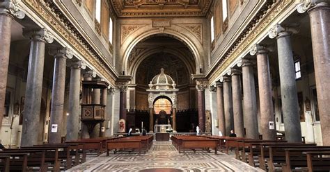 Interno della chiesa di San Salvatore in Lauro con reliquie esposte
