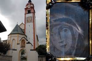 Foto della chiesa di San Michele ad Absam con il vetro miracoloso
