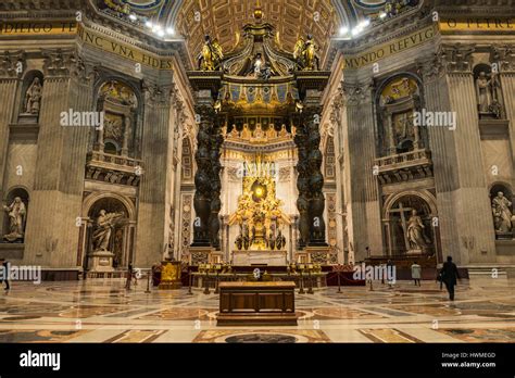 Interno barocco della Basilica di Mariazell con altare e statua della Madonna
