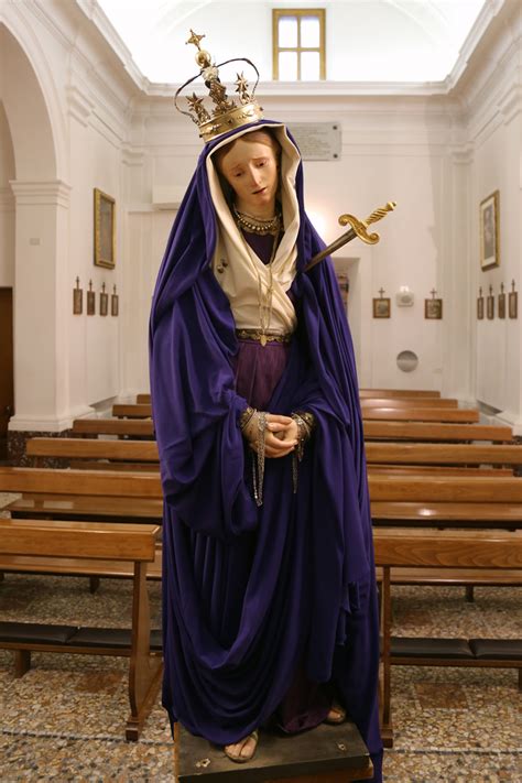 Immagine della statua della Vergine addolorata all'altare di Maria Luggau
