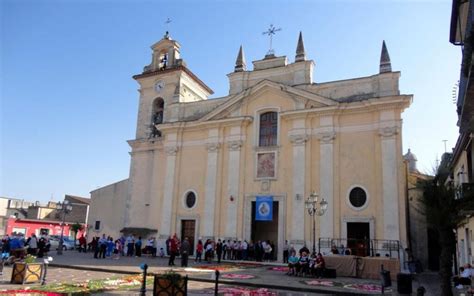 Interno della Cattedrale di Alife, con il soffitto ligneo cassettonato dorato e l'altare