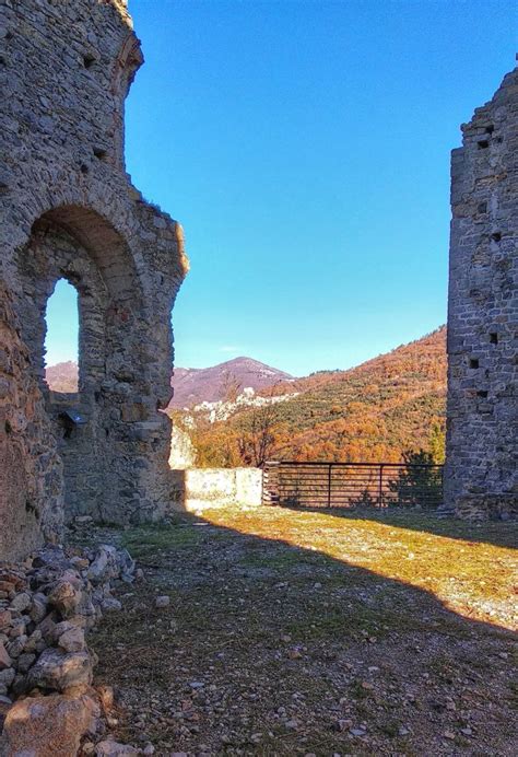 Resti del Castello di Alife con le sue mura difensive e il fossato