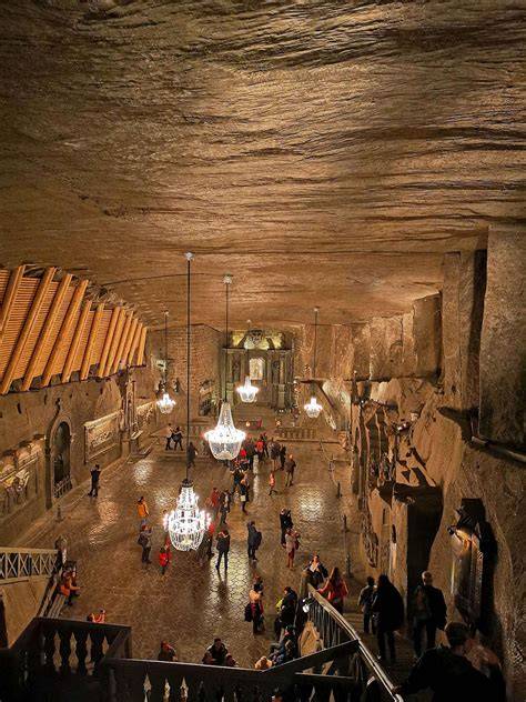 Foto panoramica di una galleria principale della Miniera di Sale di Wieliczka con sculture di sale