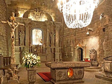 Foto interna della Cappella di Santa Kinga con altare e lampadari di sale