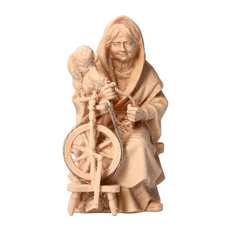 Coppia anziana riceve in regalo un presepe a blocco in legno d'ulivo