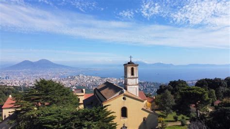Veduta panoramica dell'Eremo dei Camaldoli a Napoli con il golfo