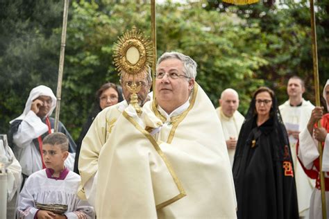 Foto di una processione del Corpus Domini a San Donà di Piave, con fedeli e sacerdoti.