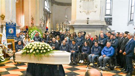 Foto della Basilica di Santa Giustina durante un funerale affollato, con persone in silenzio e rispettose