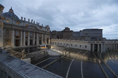 Foto di Piazza San Pietro deserta con Papa Francesco sotto la pioggia durante la preghiera per la pandemia
