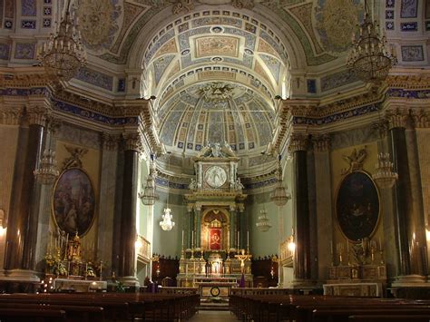 Dettaglio della facciata della Chiesa di Santa Barbara con il portone a ogiva