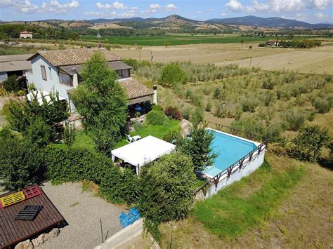 Foto panoramica dell'Agriturismo Podere Santa Rita con vista sul giardino e sulle montagne
