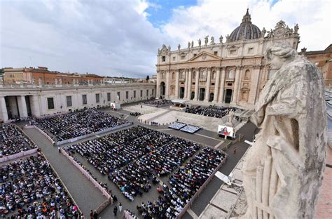Foto di folla in Piazza San Pietro durante la recita del Rosario serale