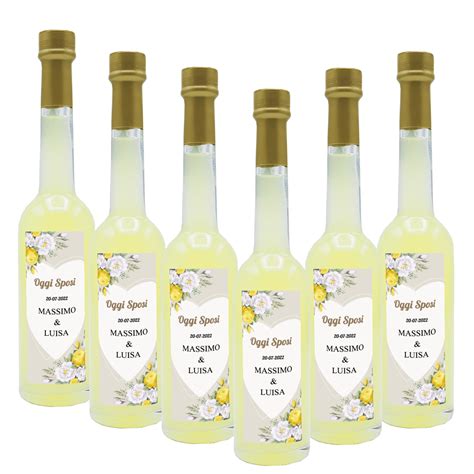 Immagine di mini bottiglie di liquore assortite con etichette personalizzate per bomboniera