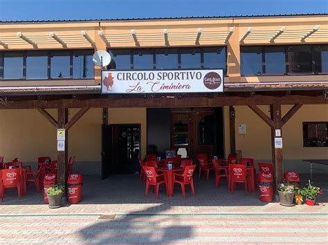 Foto esterna del Circolo Wasticc a Guasticce, che mostra l'ingresso e l'ambiente accogliente