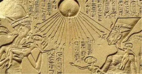 Bassorilievo raffigurante Aton come disco solare con raggi che terminano in mani, che donano vita