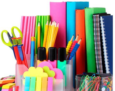 Scaffali pieni di cancelleria e articoli per ufficio in un negozio moderno