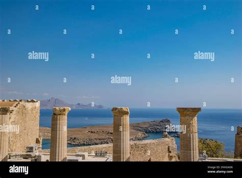 Vista panoramica dell'Acropoli di Lindos e del Mar Egeo