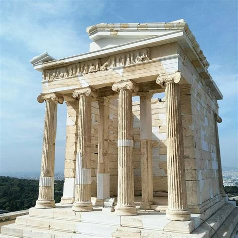 Resti del Tempio di Atena Lindia con colonne doriche