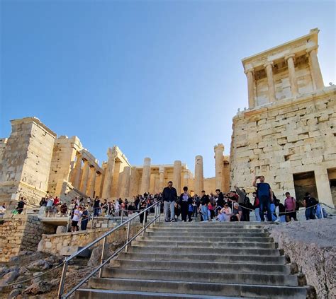 La scalinata monumentale e i resti dei Propilei