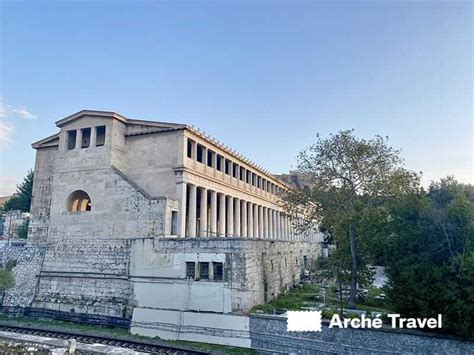 Ricostruzione o resti della Stoà Ellenistica con le sue colonne