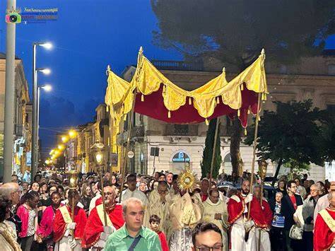 Foto della città di Mileto addobbata a festa per la processione del Corpus Domini