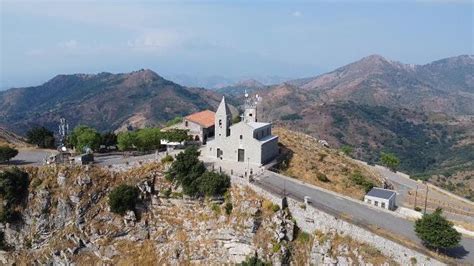 Mappa o infografica che mostra la posizione del Santuario di Roccafiorita sul Monte Kalfa rispetto alla Valle d'Agrò