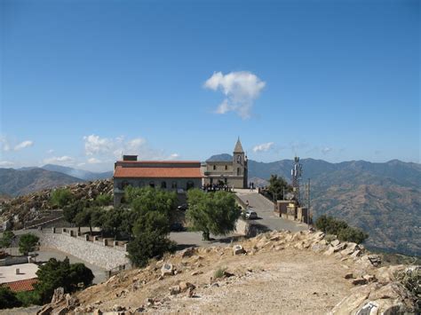 Foto storica del Monte Kalfa con il Santuario in costruzione e devoti impegnati nei lavori