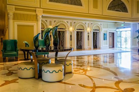 Foto degli interni moderni e luminosi dell'hotel