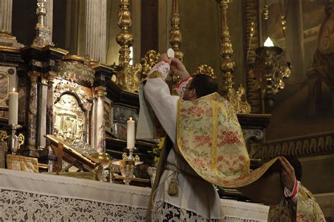 Sacerdote cattolico che celebra la Messa secondo i riti tradizionali