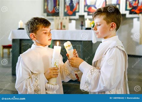 Fedeli che ricevono la Comunione in chiesa