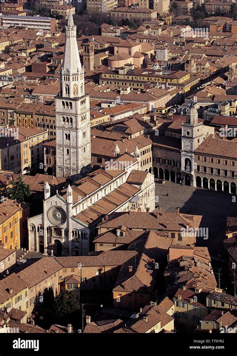 Fotografia aerea di Modena con il Duomo e la Ghirlandina