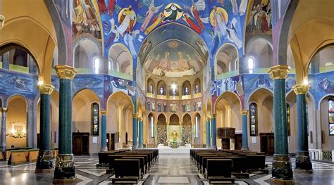 Interno del Santuario di Santa Rita a Milano, con enfasi sui mosaici che decorano le pareti e le volte.