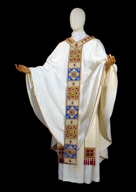 Foto di un altare liturgico finemente preparato con paramenti sacri e fiori