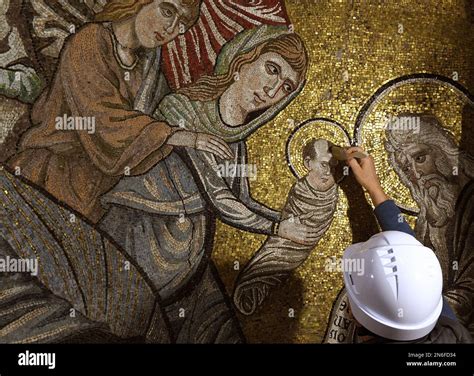 Dettaglio dei mosaici medievali del coro e stalli lignei