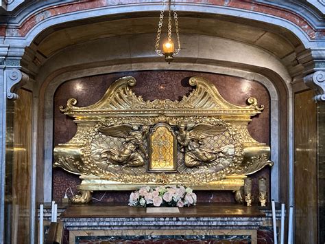Foto della teca contenente la reliquia del cuore di San Pio