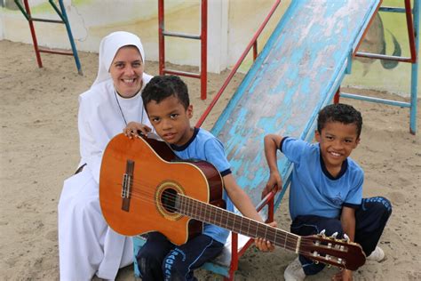 Ritratto di una giovane Clare Crockett con un sorriso accattivante, prima della sua conversione.