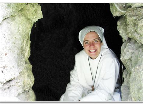 Suor Clare Crockett con la sua chitarra, durante una missione evangelizzatrice.