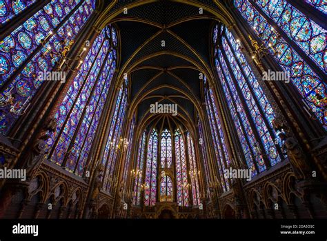 Interno di una cattedrale gotica con vetrate colorate