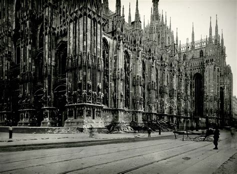 Archivio fotografico storico: opere di protezione del Duomo di Milano tramite sacchi di sabbia durante il periodo bellico