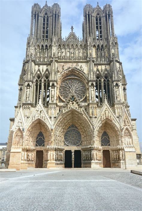 Veduta d'insieme della facciata occidentale della Cattedrale di Reims con le sue torri e i portali gotici.