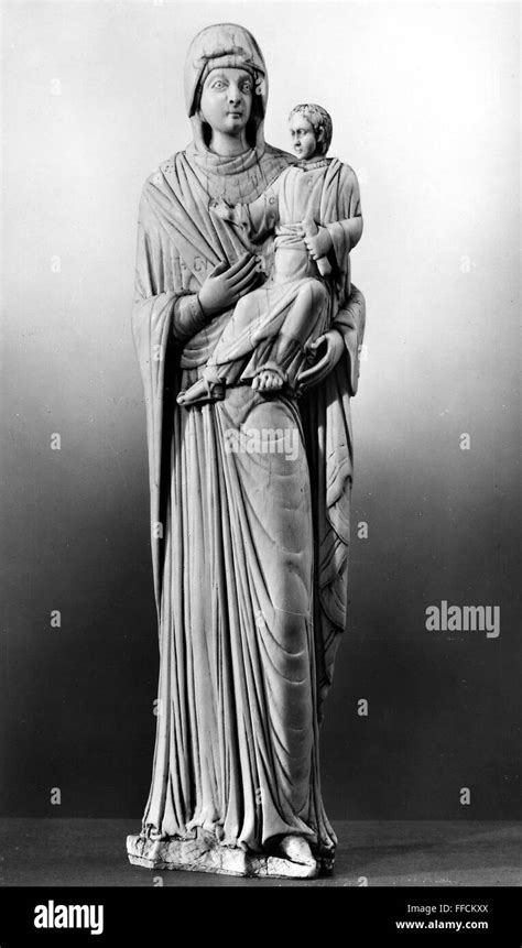 Statua della Madonna con Bambino del XII secolo nella nicchia del presbiterio