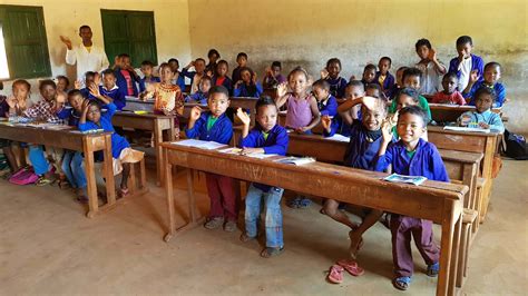 Foto di bambini in una scuola missionaria in Madagascar