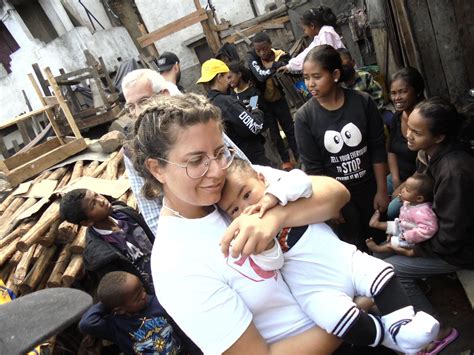 Gruppo di giovani missionari con suore in Madagascar