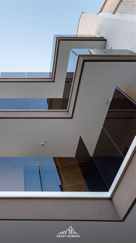 Dettaglio delle vetrate ad alte prestazioni Saint-Gobain Glass con controllo solare e basso emissive integrate nell'architettura