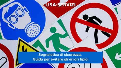 Esempio di segnaletica chiara e discreta in un ambiente pubblico o culturale