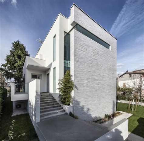 Esempio di rivestimento murale con Biopietra in un ambiente interno o esterno, valorizzando la texture e il design