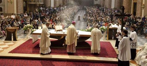 Foto d'archivio che mostra una celebrazione liturgica comunitaria con attenzione alla partecipazione dei fedeli