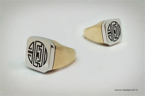 Anello chevalier con incisione personale o stemma araldico