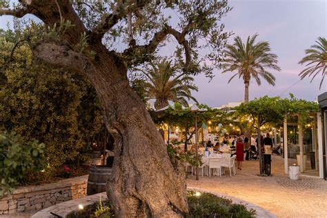 Vista esterna del ristorante La Cantinaccia con tavoli all'aperto